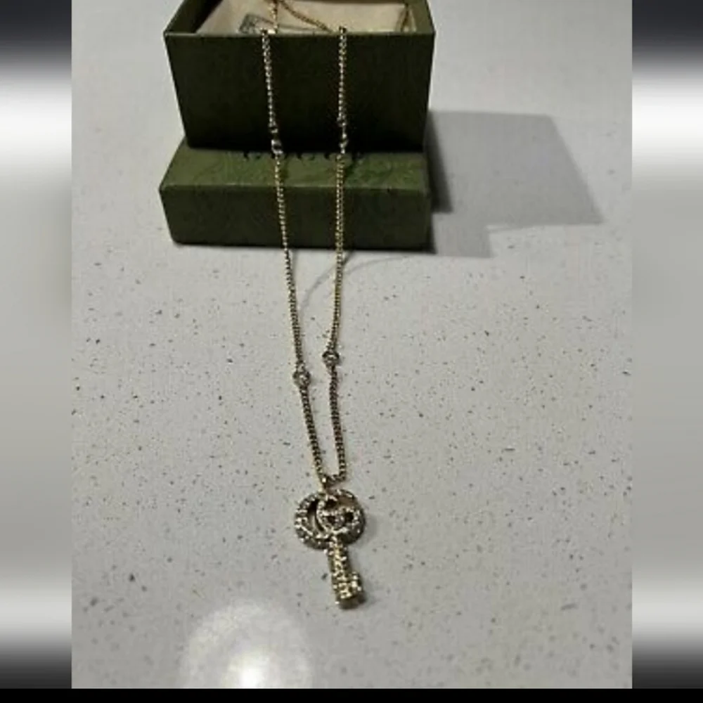 STUNNING LUXURY ๐ GUCCI KEY NECKLACE ๐ IN 14K GOLD PLATED - Picture 4 of 6